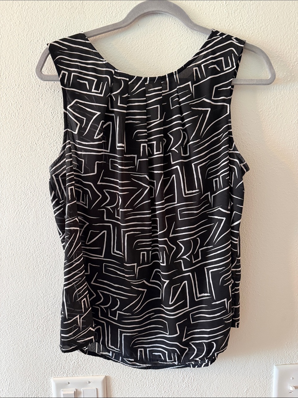 Worthington Black & White Geometric Sleeveless Top